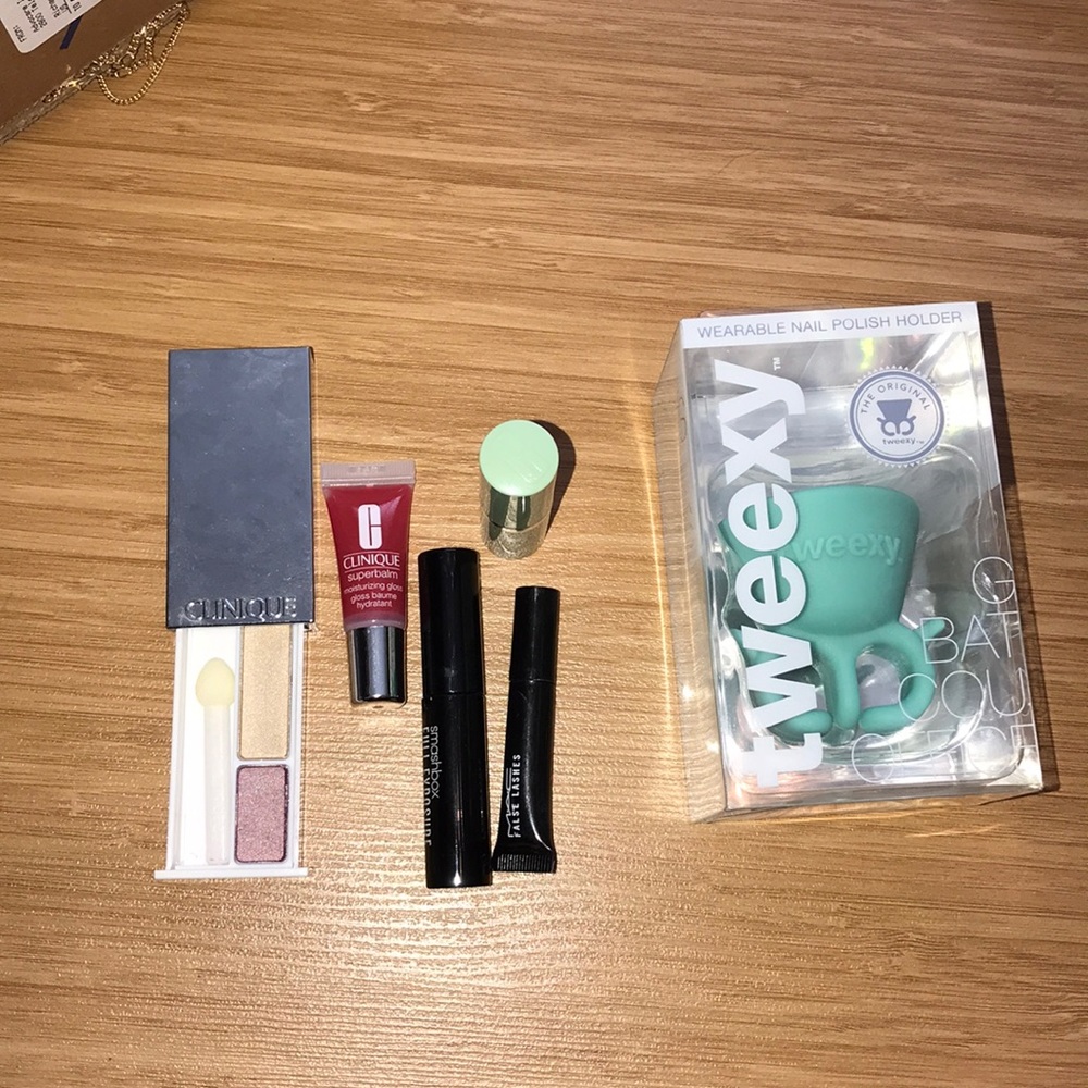 Wearable nail polish holder &makeup samples bundle